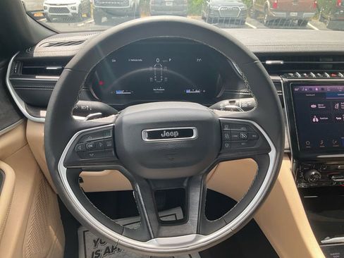 Used 2025 Jeep Grand Cherokee L Limited w/ Luxury Tech Group II AWD/4WD image 21