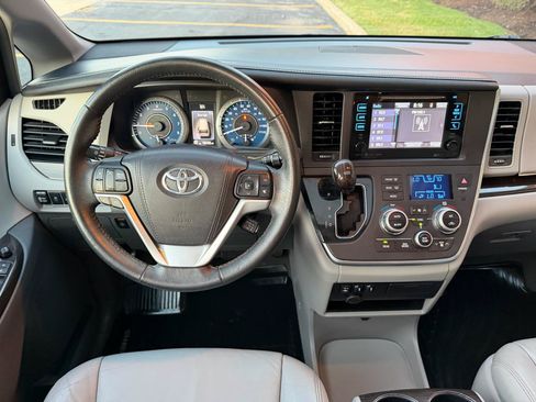 Used 2017 Toyota Sienna XLE w/ XLE Navigation Package FWD image 12
