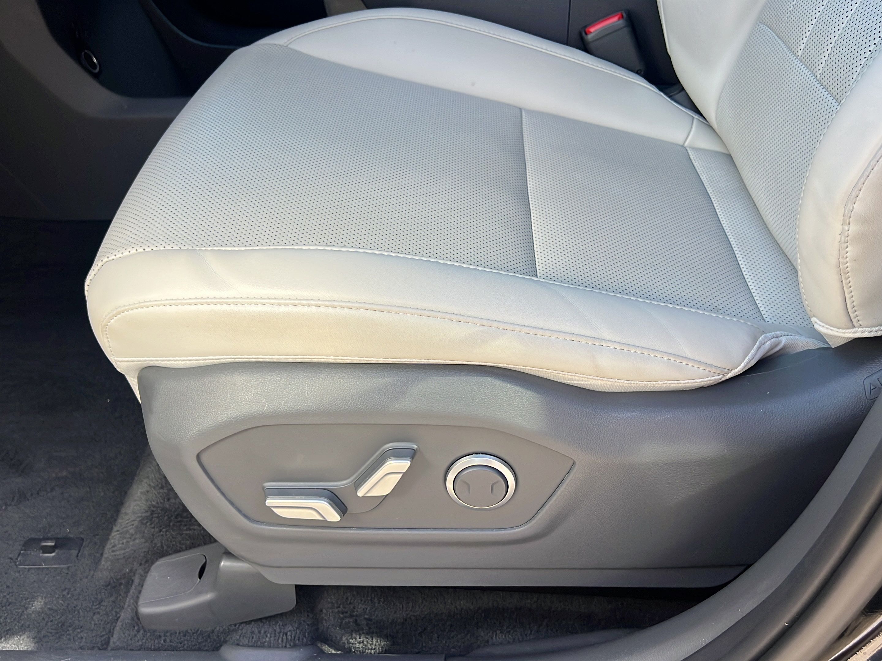 Used 2025 Hyundai Santa Fe SEL FWD image 14