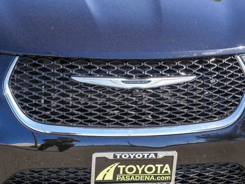 Used 2025 Chrysler Pacifica Select image 5