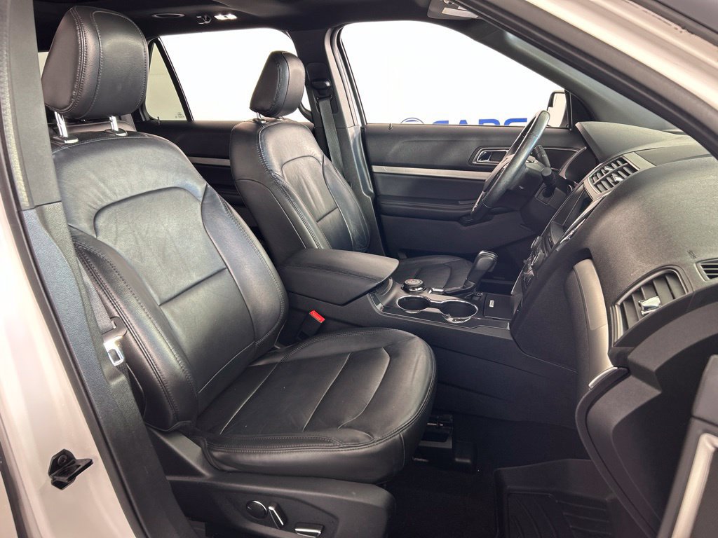 Used 2018 Ford Explorer XLT w/ Equipment Group 202A AWD/4WD image 24