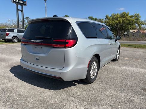 Used 2024 Chrysler Pacifica Touring-L image 5