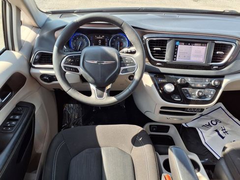 Used 2022 Chrysler Voyager LX image 3