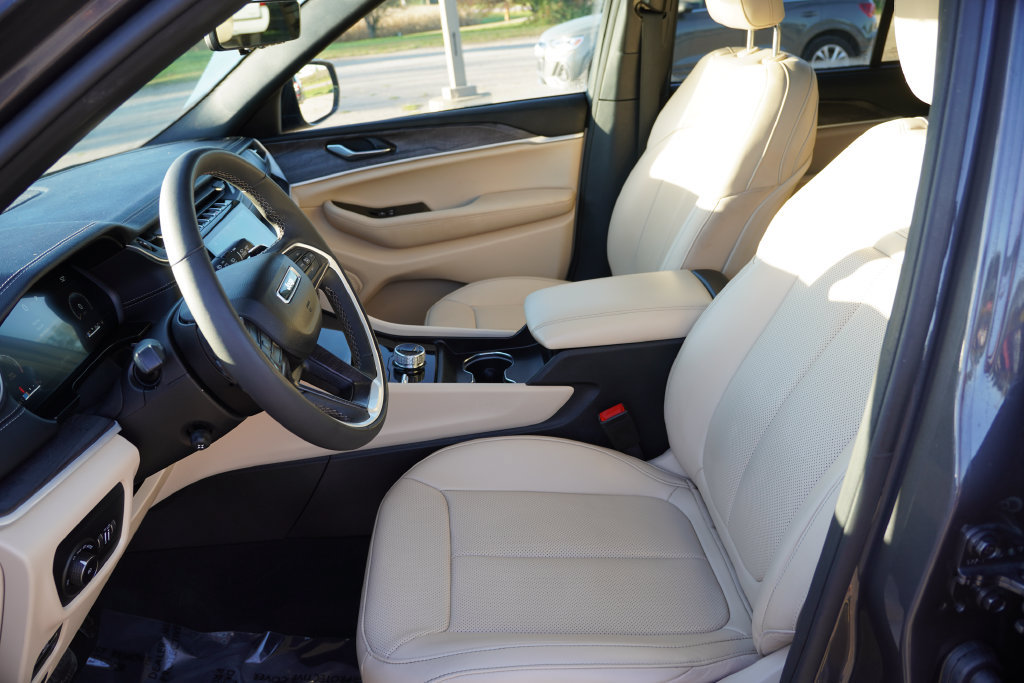 Certified 2025 Jeep Grand Cherokee Limited w/ Luxury Tech Group II AWD/4WD image 16