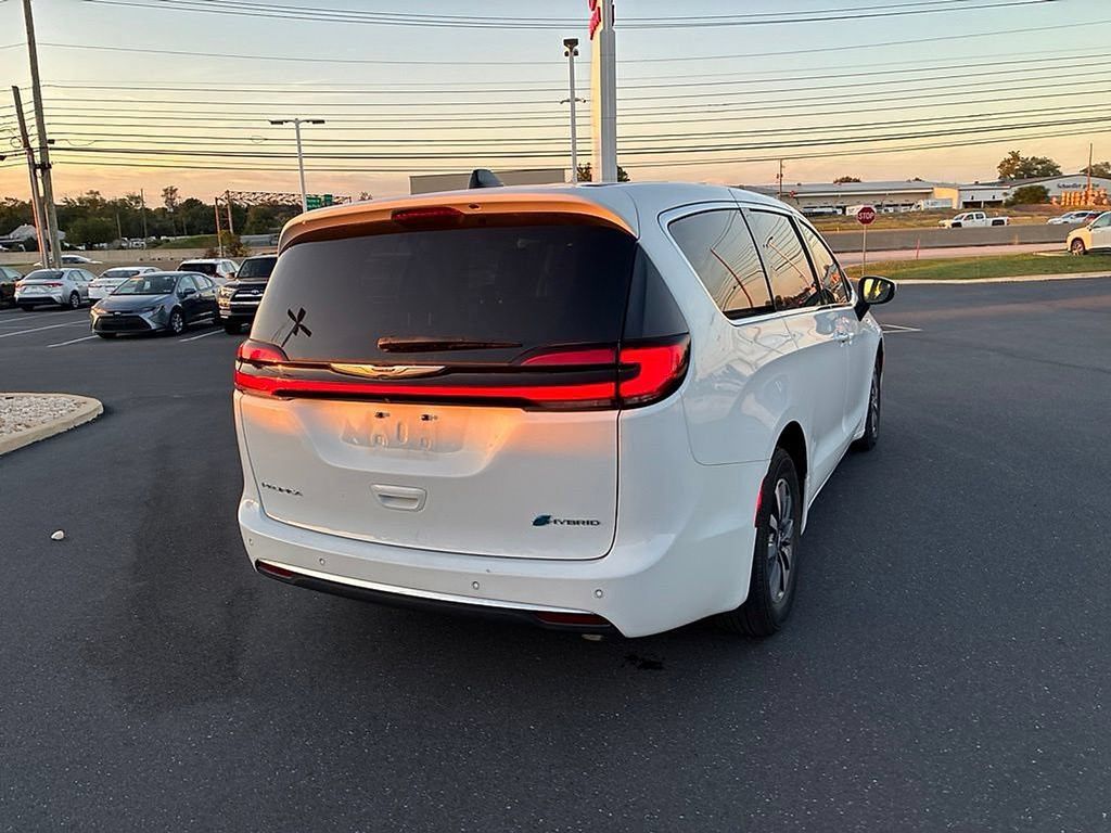 Used 2023 Chrysler Pacifica Touring-L FWD image 11