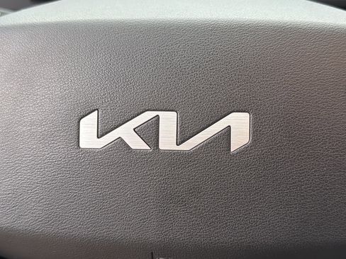 Used 2023 Kia Niro LX image 24