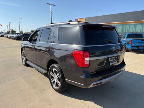 Used 2024 Ford Expedition XLT RWD image 3