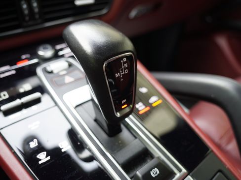 Used 2022 Porsche Cayenne Platinum Edition AWD/4WD image 29