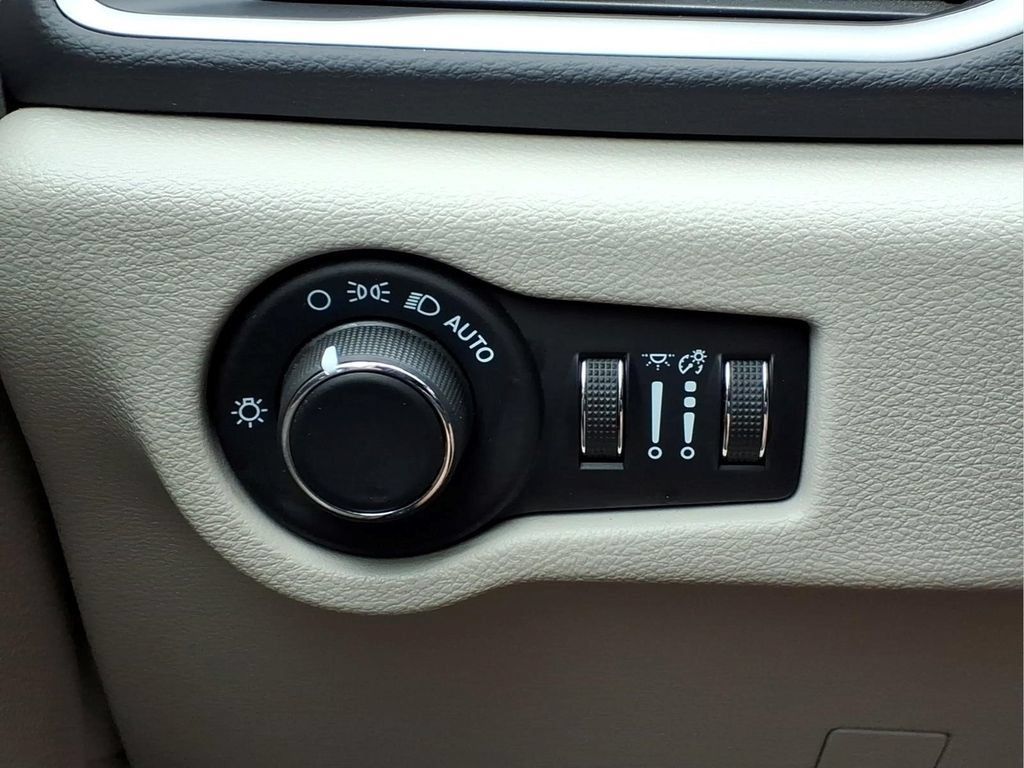 Used 2023 Chrysler Voyager LX FWD image 20