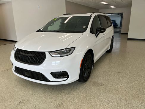 New 2026 Chrysler Pacifica Limited w/ S Appearance Package FWD image 1
