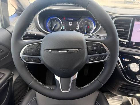 New 2027 Chrysler Pacifica Select FWD image 11