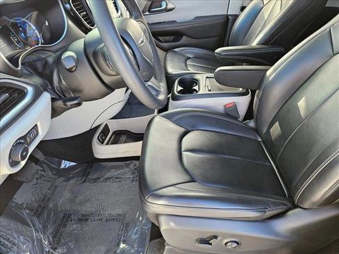 Used 2024 Chrysler Pacifica Limited FWD image 16