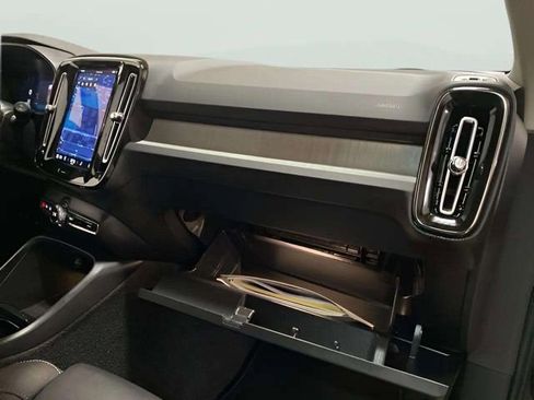 Used 2025 Volvo XC40 B5 Plus image 76