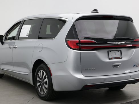 Used 2023 Chrysler Pacifica Limited FWD image 6