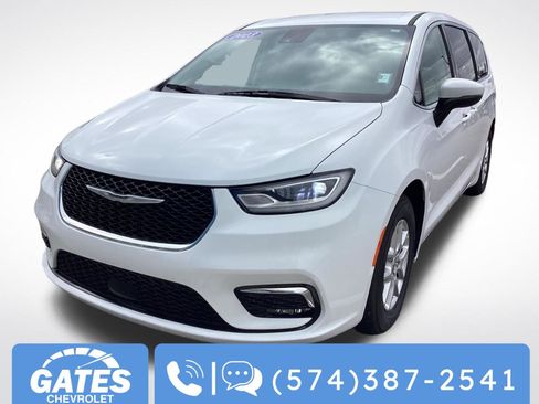 Used 2023 Chrysler Pacifica Touring-L image 5