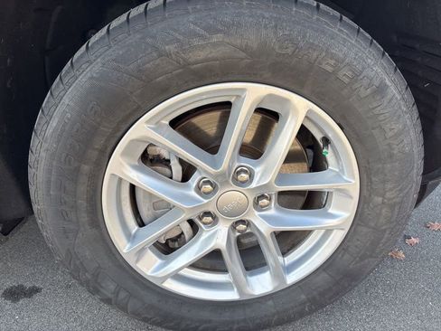 Used 2023 Jeep Grand Cherokee L Laredo image 12