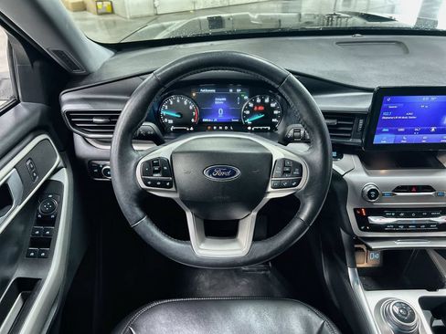 Used 2023 Ford Explorer XLT w/ Equipment Group 202A AWD/4WD image 17