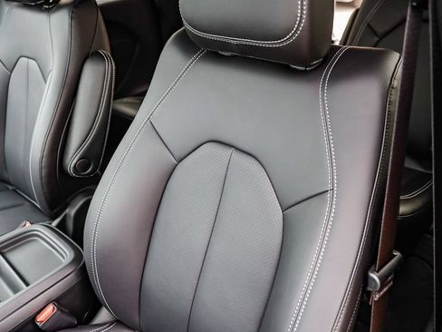 New 2027 Chrysler Pacifica Select FWD image 30