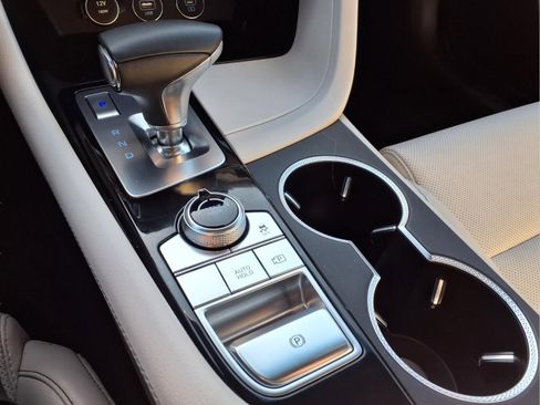 Used 2025 Genesis G70 2.5T image 10