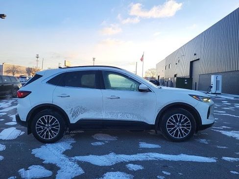 Used 2023 Ford Escape SE w/ PHEV Premium Package image 2