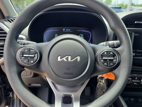 Used 2025 Kia Soul LX w/ LX Technology Package FWD image 18