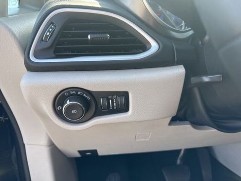 Used 2023 Chrysler Pacifica Touring-L FWD image 25
