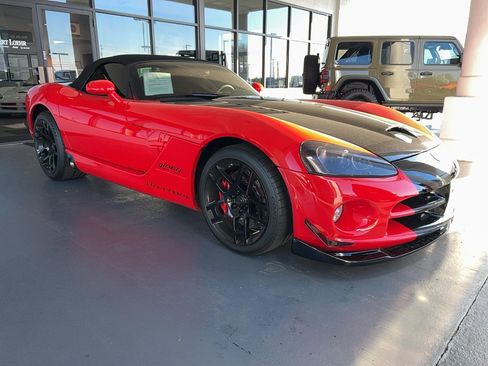 Used 2004 Dodge Viper SRT-10 image 3