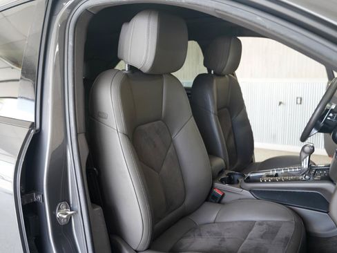 Used 2018 Porsche Macan AWD/4WD image 32