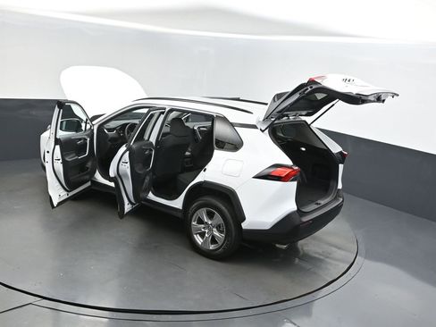 Used 2022 Toyota RAV4 XLE image 2