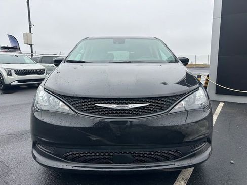 Used 2024 Chrysler Voyager LX image 3