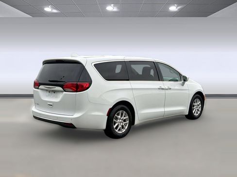 Used 2020 Chrysler Pacifica Touring FWD image 9