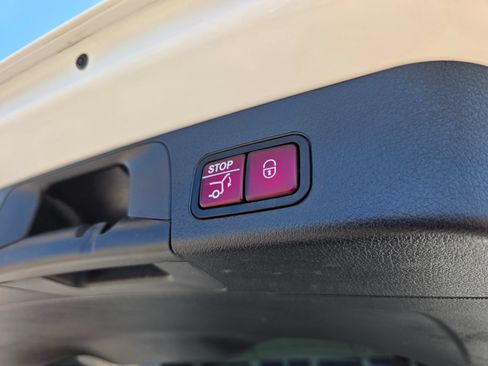 Used 2021 Mercedes-Benz GLB 250 w/ Premium Package image 16