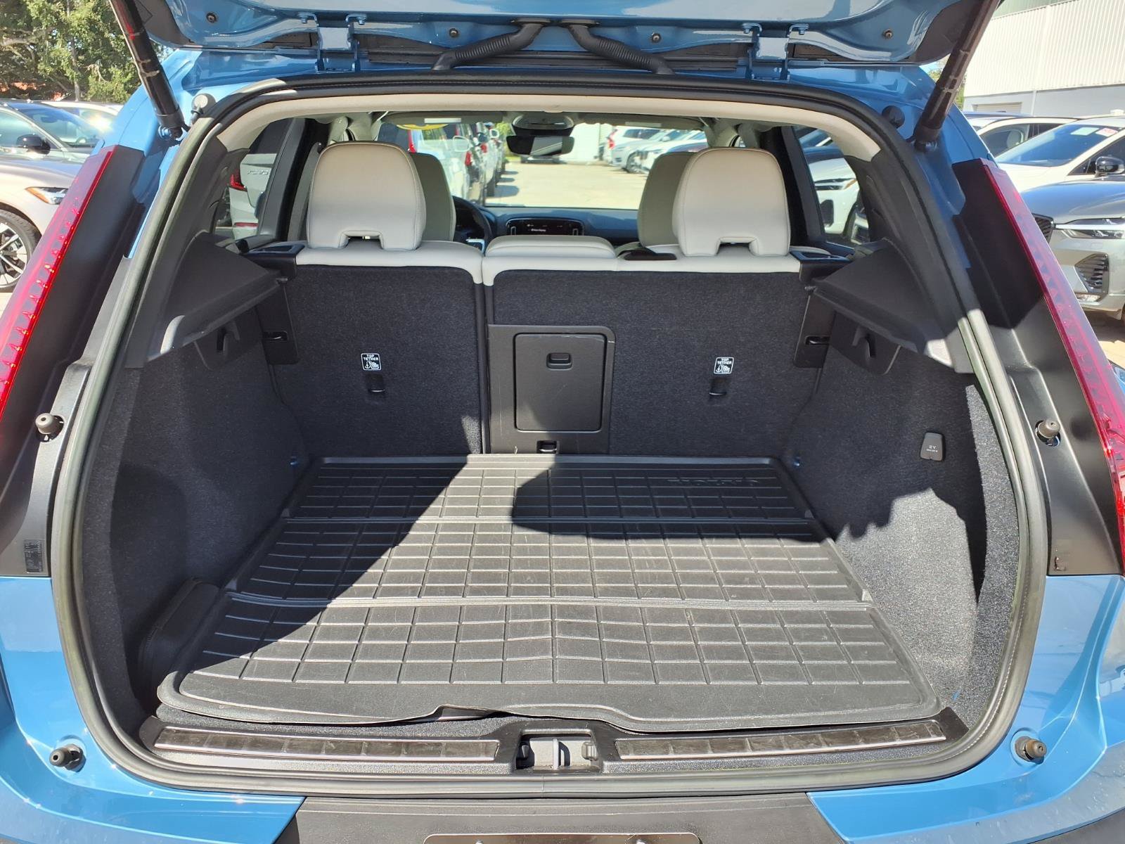 Certified 2023 Volvo XC40 B5 Ultimate w/ Protection Package Premier AWD/4WD image 18