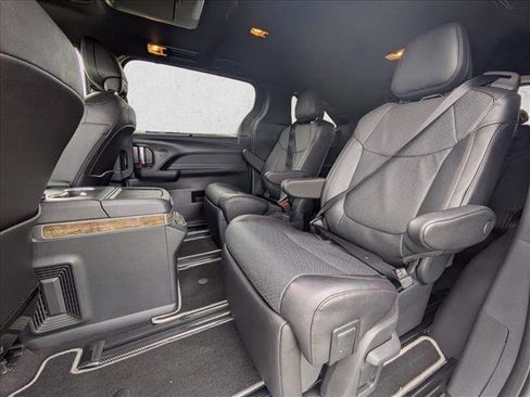 Used 2025 Toyota Sienna Platinum image 24