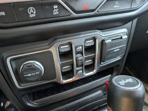 Used 2023 Jeep Wrangler Sahara image 30