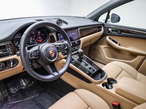 Certified 2025 Porsche Macan image 9