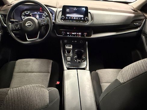 Used 2023 Nissan Rogue SV image 3