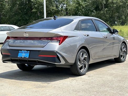 Used 2024 Hyundai Elantra SEL w/ Convenience Package image 14