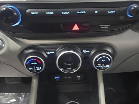 Used 2024 Hyundai Venue SEL image 26