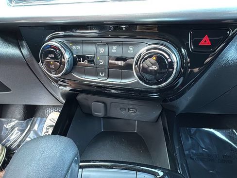 Used 2025 Chevrolet Trax LT FWD image 20