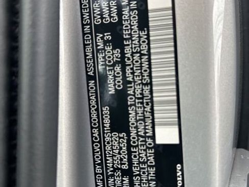 Certified 2025 Volvo XC60 B5 Plus AWD/4WD image 28