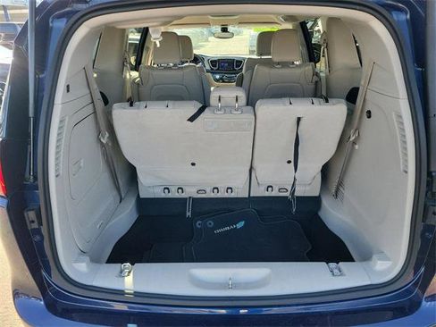 Certified 2017 Chrysler Pacifica Premium image 9
