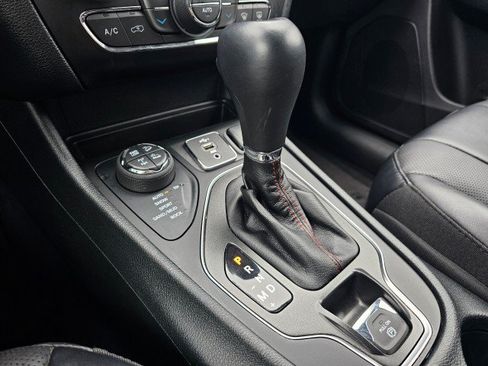 Used 2022 Jeep Cherokee Trailhawk w/ Premium Leather Package AWD/4WD image 36