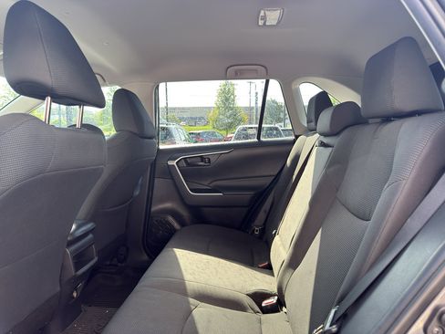 Used 2021 Toyota RAV4 LE AWD/4WD image 10
