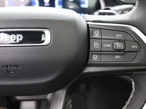 Used 2025 Jeep Grand Cherokee Altitude image 2