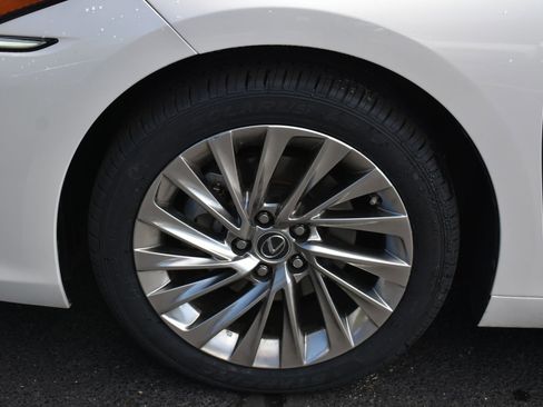 Used 2023 Lexus ES 300h Ultra Luxury image 9