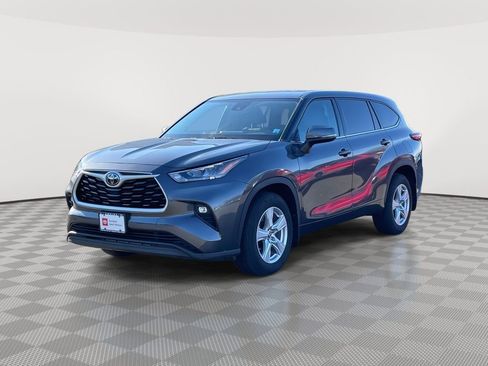 Used 2020 Toyota Highlander LE image 3