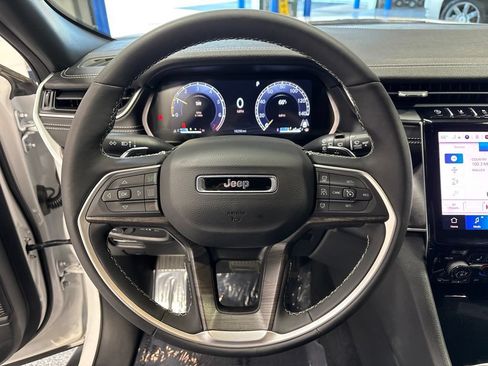 Used 2025 Jeep Grand Cherokee Limited AWD/4WD image 12