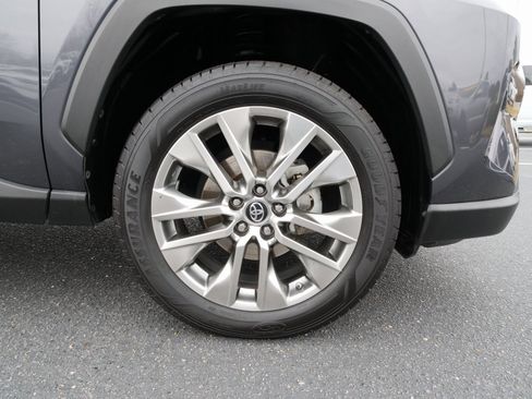 Used 2019 Toyota RAV4 XLE Premium image 11