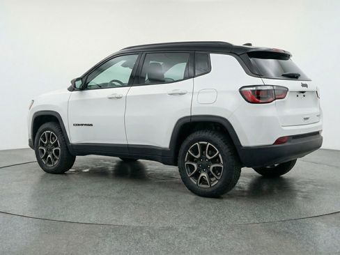 Used 2025 Jeep Compass Trailhawk AWD/4WD image 6